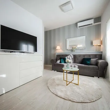 Lux Garden Luxury Apartament *